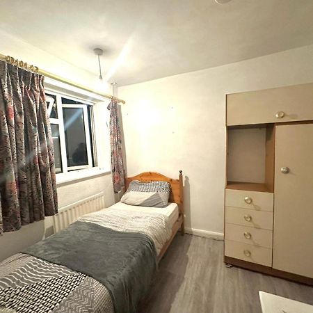 Stevenage Town Centre Hostel - Budget Single Room Экстерьер фото
