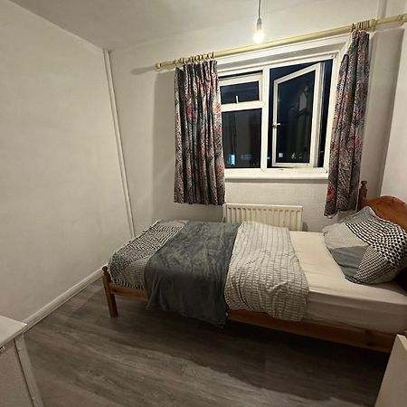 Stevenage Town Centre Hostel - Budget Single Room Экстерьер фото