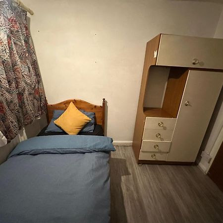 Stevenage Town Centre Hostel - Budget Single Room Экстерьер фото