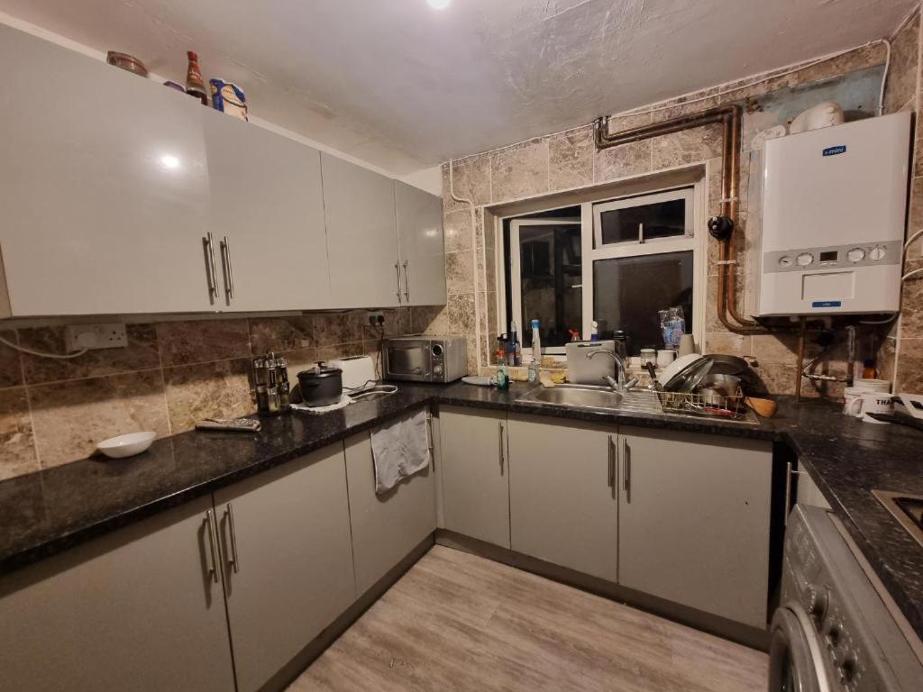 Stevenage Town Centre Hostel - Budget Single Room Экстерьер фото