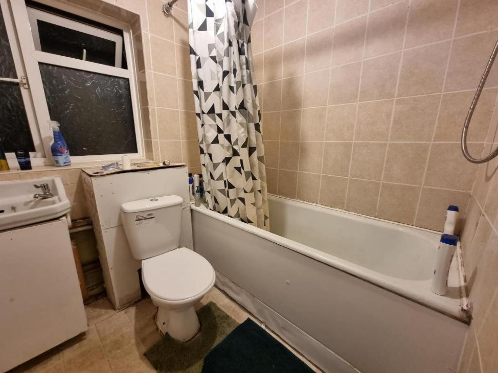 Stevenage Town Centre Hostel - Budget Single Room Экстерьер фото
