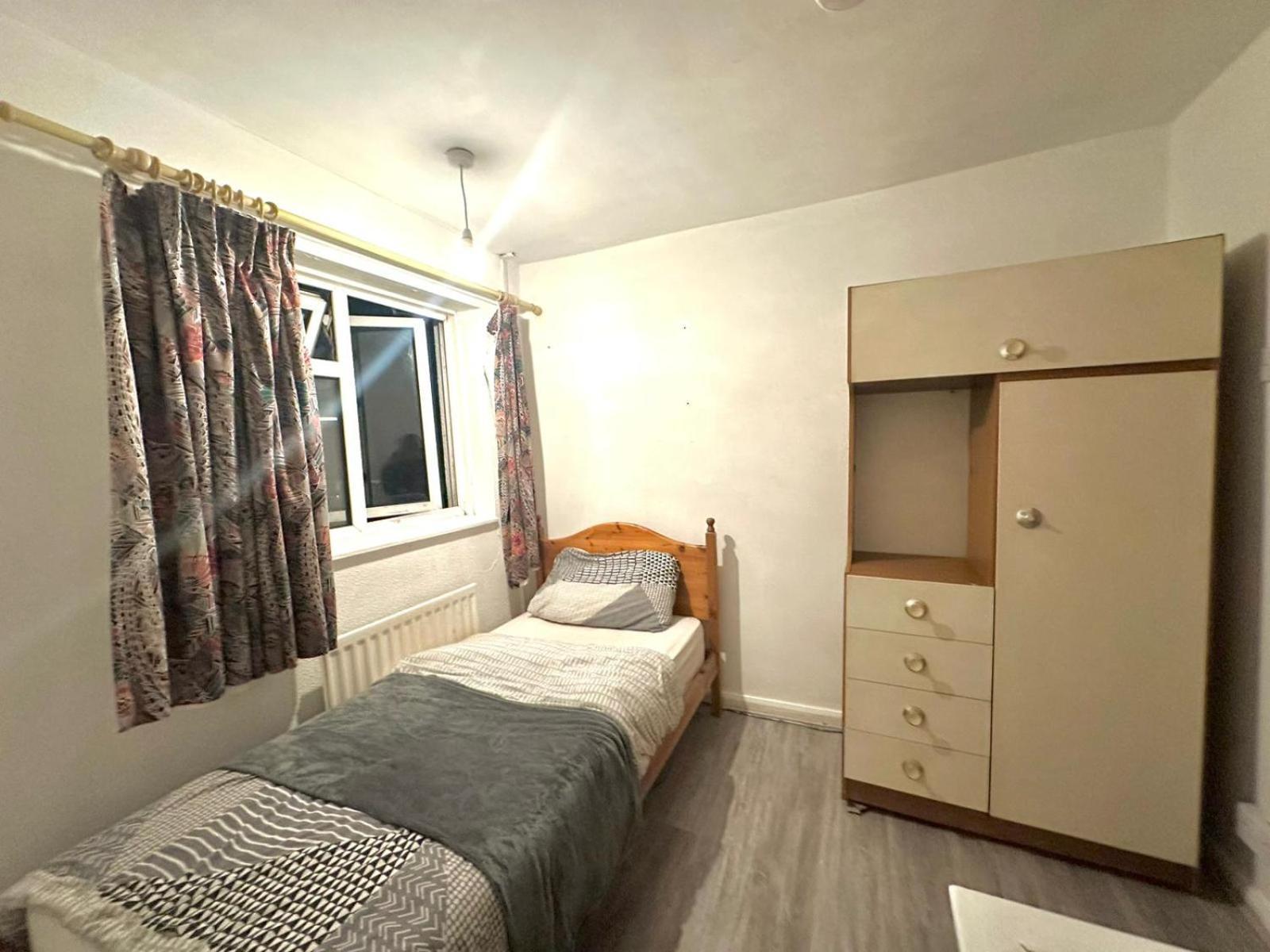 Stevenage Town Centre Hostel - Budget Single Room Экстерьер фото