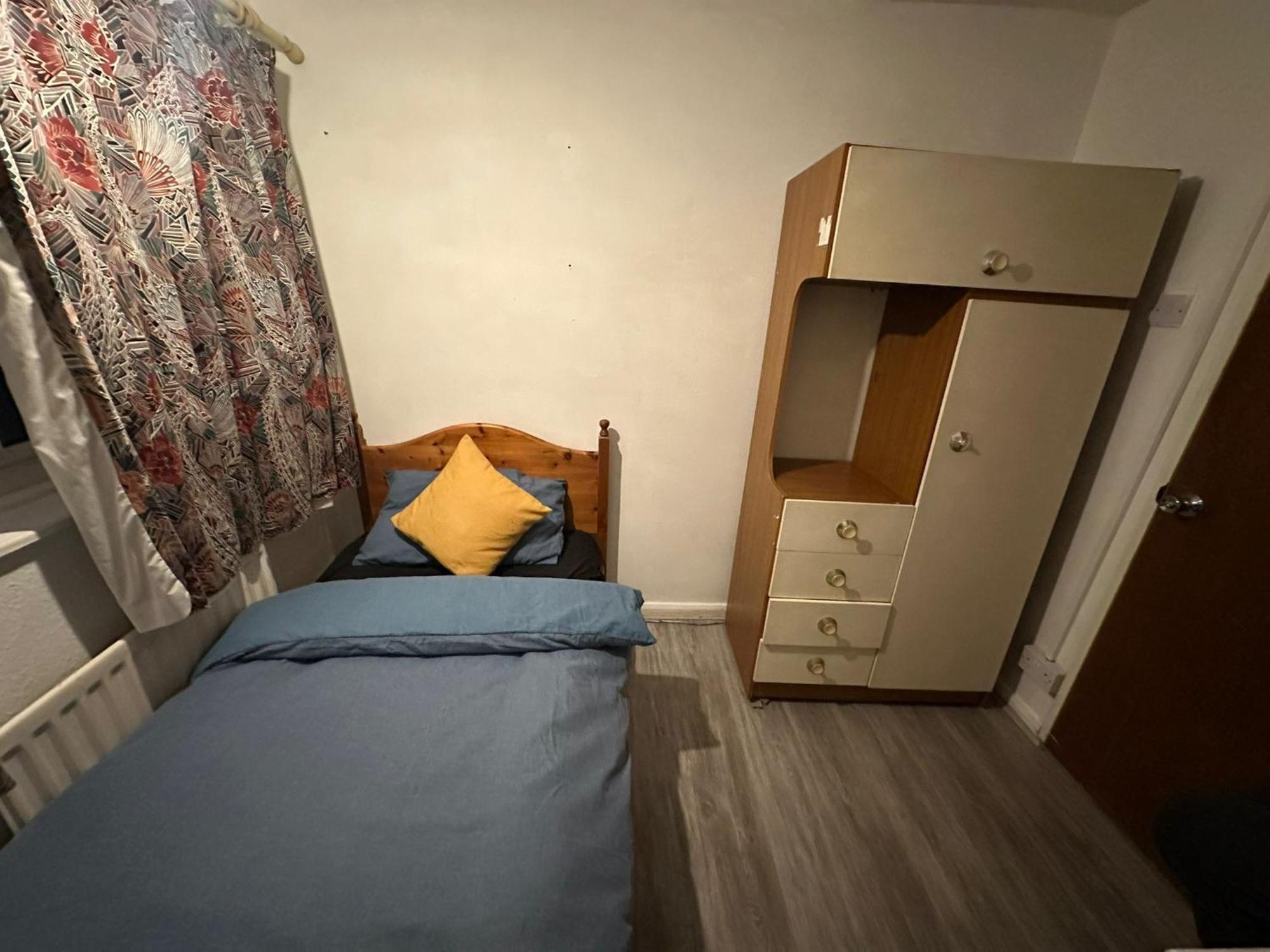 Stevenage Town Centre Hostel - Budget Single Room Экстерьер фото